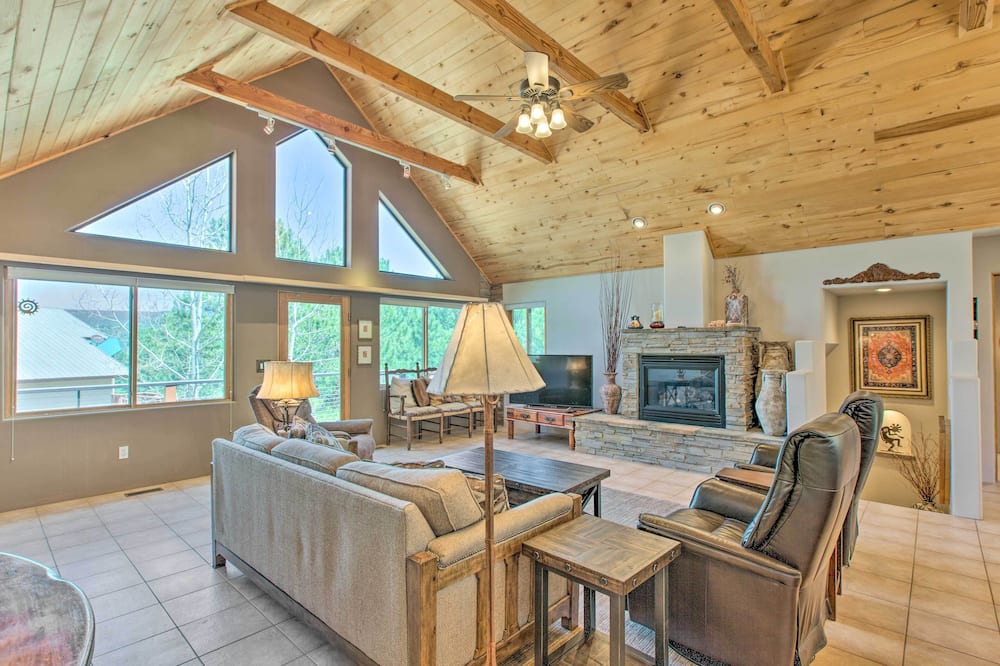 Stunning Angel Fire Cabin w/ Hot Tub & 3 Decks! - Ute Park