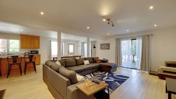 House (5 Bedrooms) | Interior