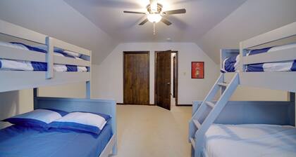 1 Mi to Tunnel Park: Holland Home w/ Fire Pit