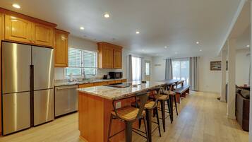 House (5 Bedrooms) | Interior