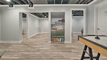 House (5 Bedrooms) | Interior