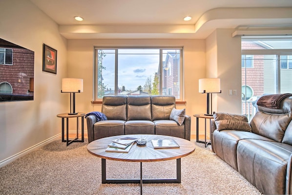 Interior - Sleek Escape w/ Balcony < 1 Mi to 5th Avenue! (Anchorage)