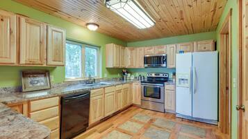 House (3 Bedrooms) | Interior