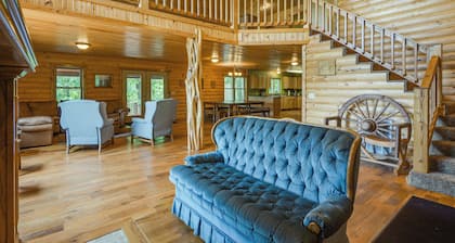 Spacious Log Cabin in Fairland, 1 Mi to Grand Lake