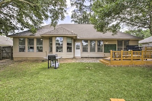 Outdoor dining - Welcoming Montgomery Home in Gated Community! (Montgomery)