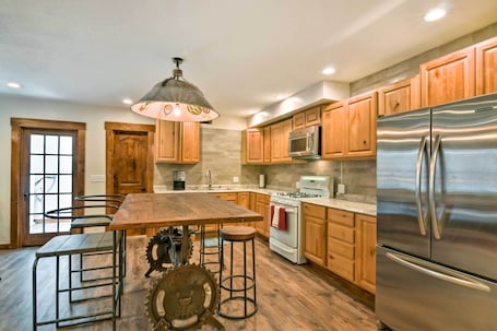 Fachada de la propiedad. Updated Main St Apt. Near Fishlake & Capitol Reef!