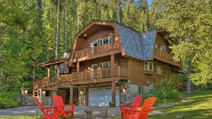 A multi-level log cabin with a stone foundation, a balcony, and a garage. - 'wild Huckleberry Cabin' in Alpine: Fire Pit, Deck (Alpine)