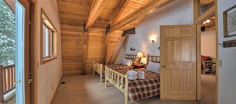Wild Huckleberry Alpine Cabin: Fireplace & Deck!