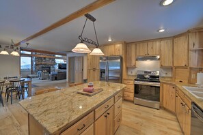 Interior - 'wild Huckleberry Cabin' in Alpine: Fire Pit, Deck (Alpine)