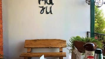 Desayuno con opciones de la cocina local incluido todos los días