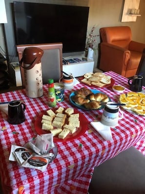 TĂ€gliches inbegriffenes einheimisches FrĂŒhstĂŒck