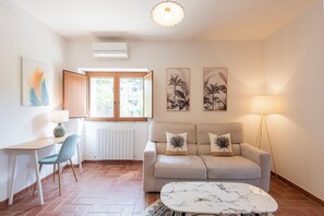 Appart'hôtel Familial | Coin séjour | TV connectée de 32 pouces avec chaînes numériques, télévision