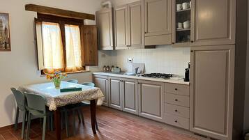 Appartamento Elite | Cucina privata | Frigorifero con congelatore, piano cottura, macchina per caffè espresso