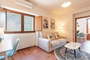 Family Condo | Living area | 32-inch Smart TV with digital channels, TV - Il Mulino delle Canutole (Magione)