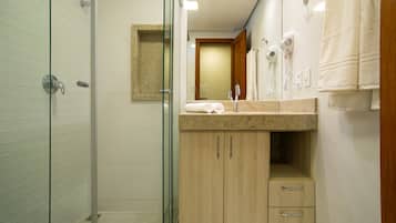 Deluxe Triple Room | Bathroom | Free toiletries, hair dryer