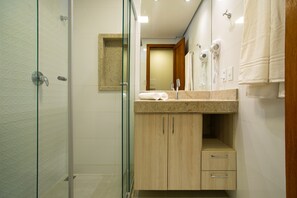 Deluxe-Dreibettzimmer | Badezimmer | Kostenlose Toilettenartikel, Haartrockner