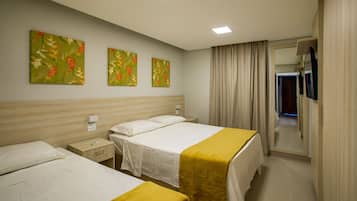 Quarto quádruplo clássico | Roupas de cama antialérgicas, frigobar, individualmente mobiliados