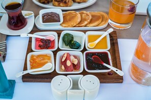 فطور أوروبي مجانًا يوميًا