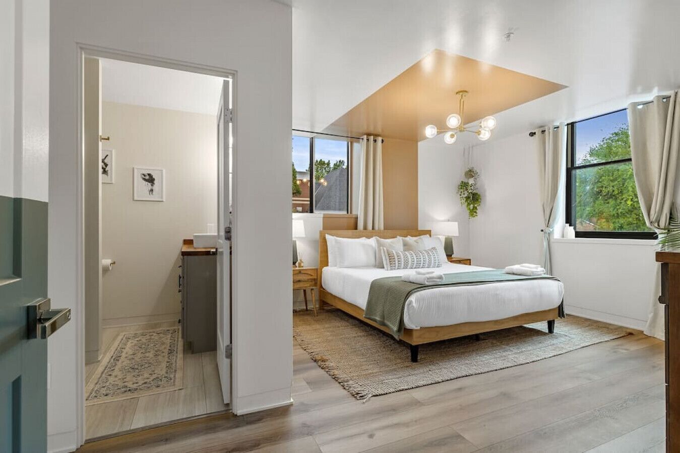 3 bedrooms, desk, iron/ironing board, travel cot