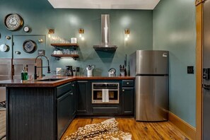 Een koelkast, een magnetron, een oven, een kookplaat