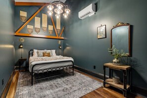 1 bedroom, desk, iron/ironing board, travel cot - Watson @ The Vestry on Read (Columbia)