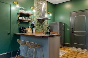 Jääkaappi, mikroaaltouuni, uuni, liesi