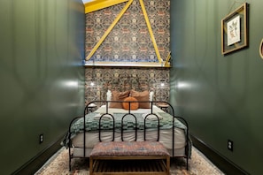 1 makuuhuone, työpöytä, silitysrauta/-lauta, vauvan matkasänky