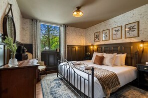 3 habitaciones, escritorio y tabla de planchar con plancha 