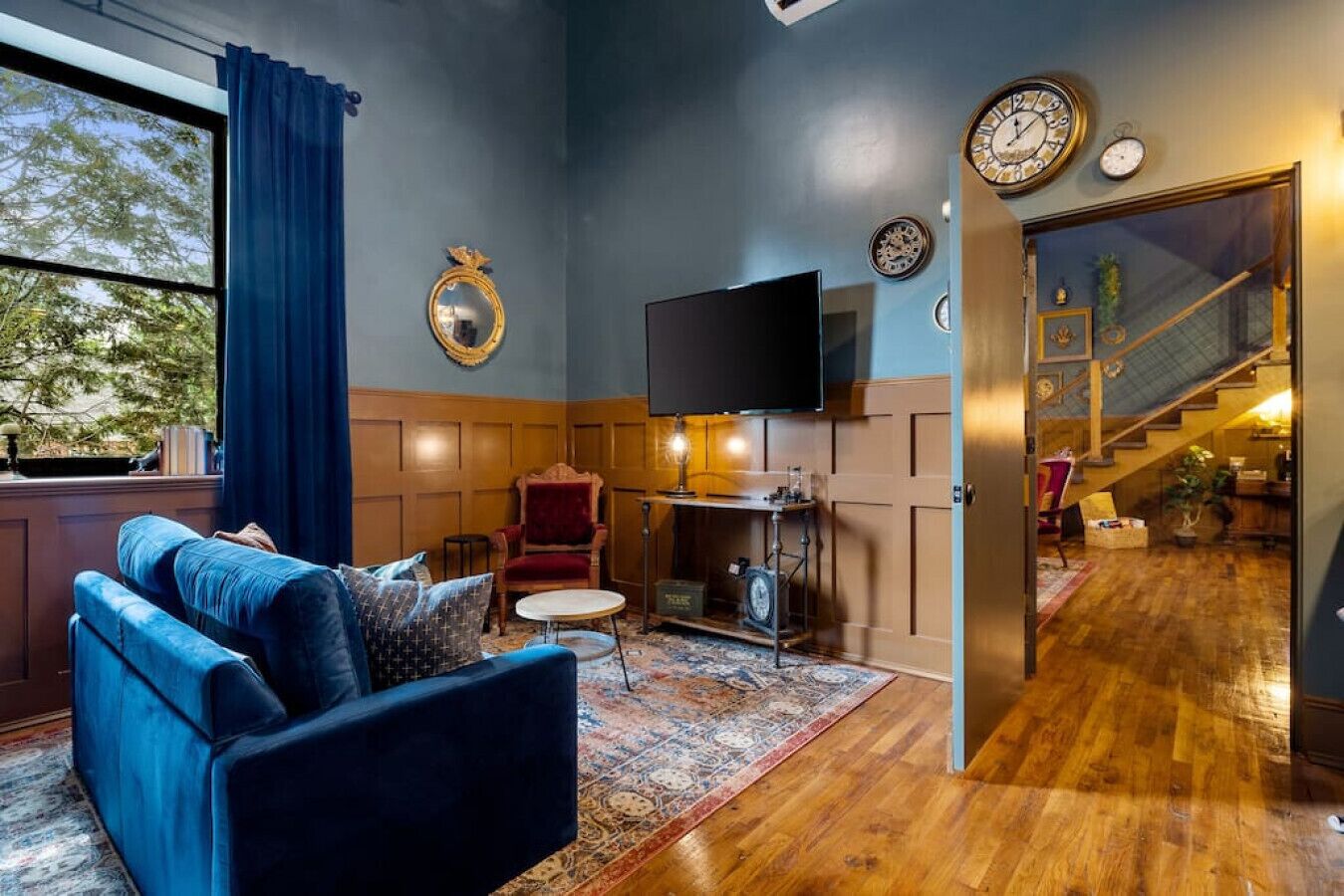 Een televisie en een open haard