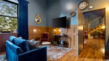 Een televisie en een open haard