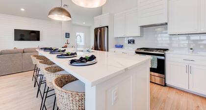 Sunshine on Nine: New Build w/Private Heated Pool, Golf Cart Access & Near Beach
