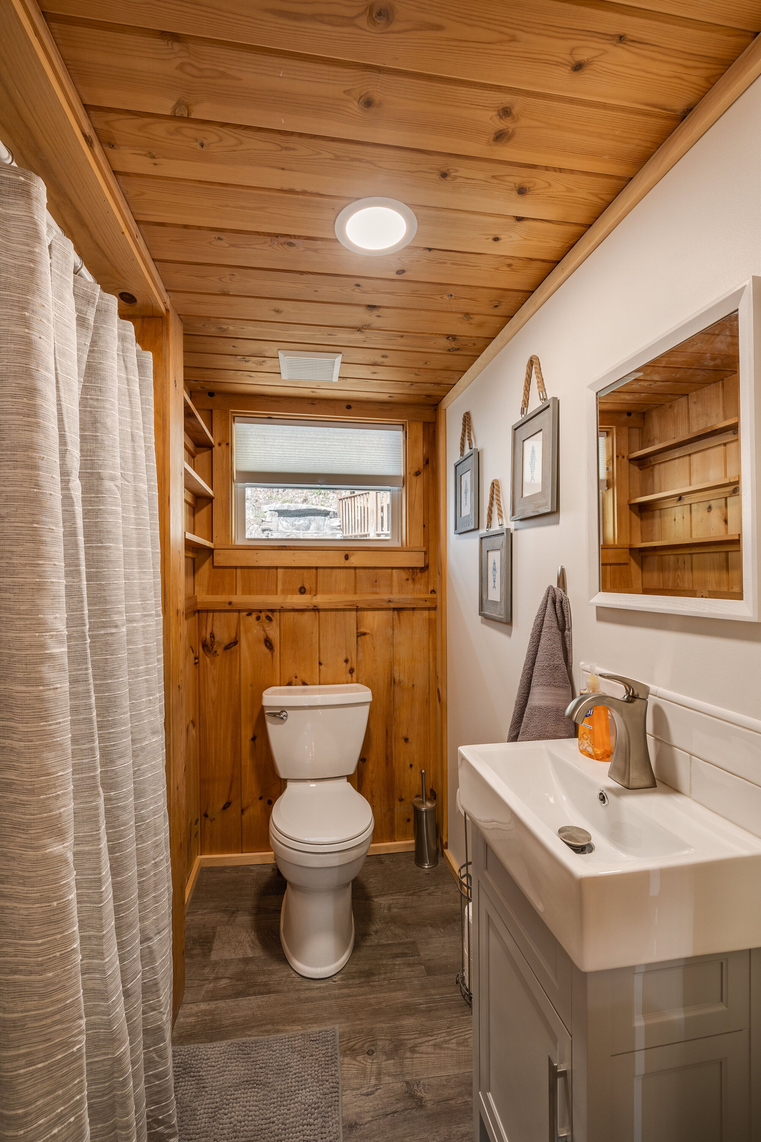 Newly renovated year-round LAKEFRONT rental on Highland Lake!!! Sleeps 8-9!