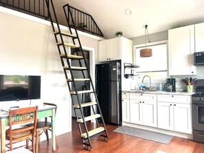 Private kitchen - Mountain Koru - Tiny House in Thomas WV (Thomas)