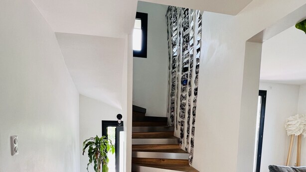 A modern staircase with wooden steps and a white wall. - Maison au Calme et en Ville (Annecy)