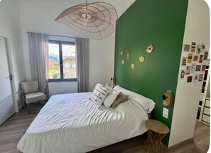 3 bedrooms, desk, iron/ironing board, travel cot