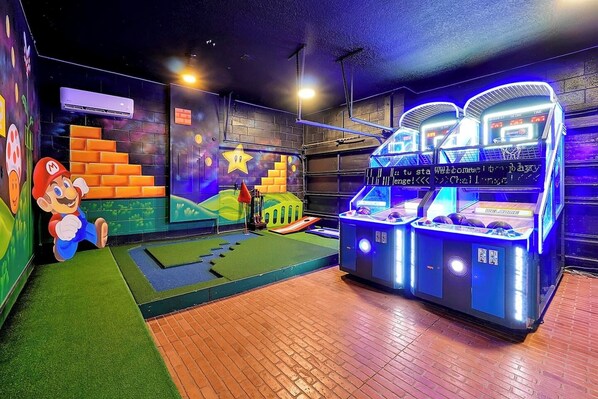 Game room - Spacious Bowling 14BR 14.5BA, Sleeps38, Lake Views (Kissimmee)