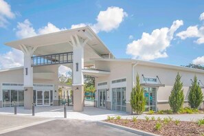 Exterior - Spacious Bowling 14BR 14.5BA, Sleeps38, Lake Views (Kissimmee)