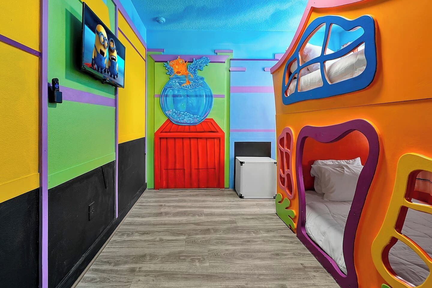14 habitaciones, tabla de planchar con plancha y cuna de viaje 