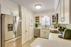 Geladeira, micro-ondas, cooktop, lava-louças
