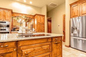 Een koelkast, een magnetron, een oven, een kookplaat