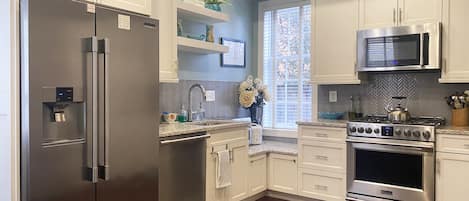 Geladeira, micro-ondas, fogão, cooktop
