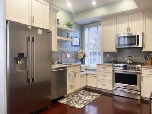 Een koelkast, een magnetron, een oven, een kookplaat