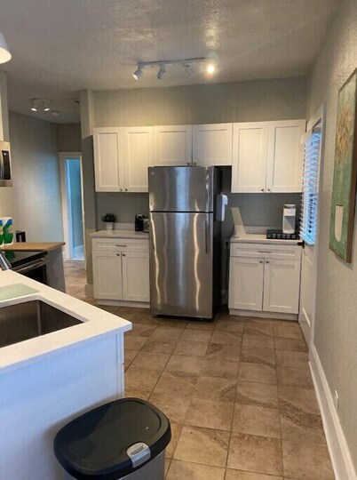 Lovely 1 bedroom condo. With its own driveway