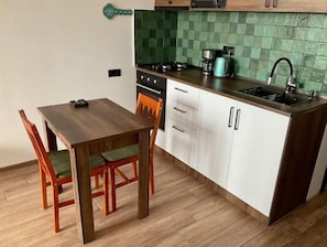 Private kitchen - Entire serviced apartment hosted by Gular (Mount Vernon)