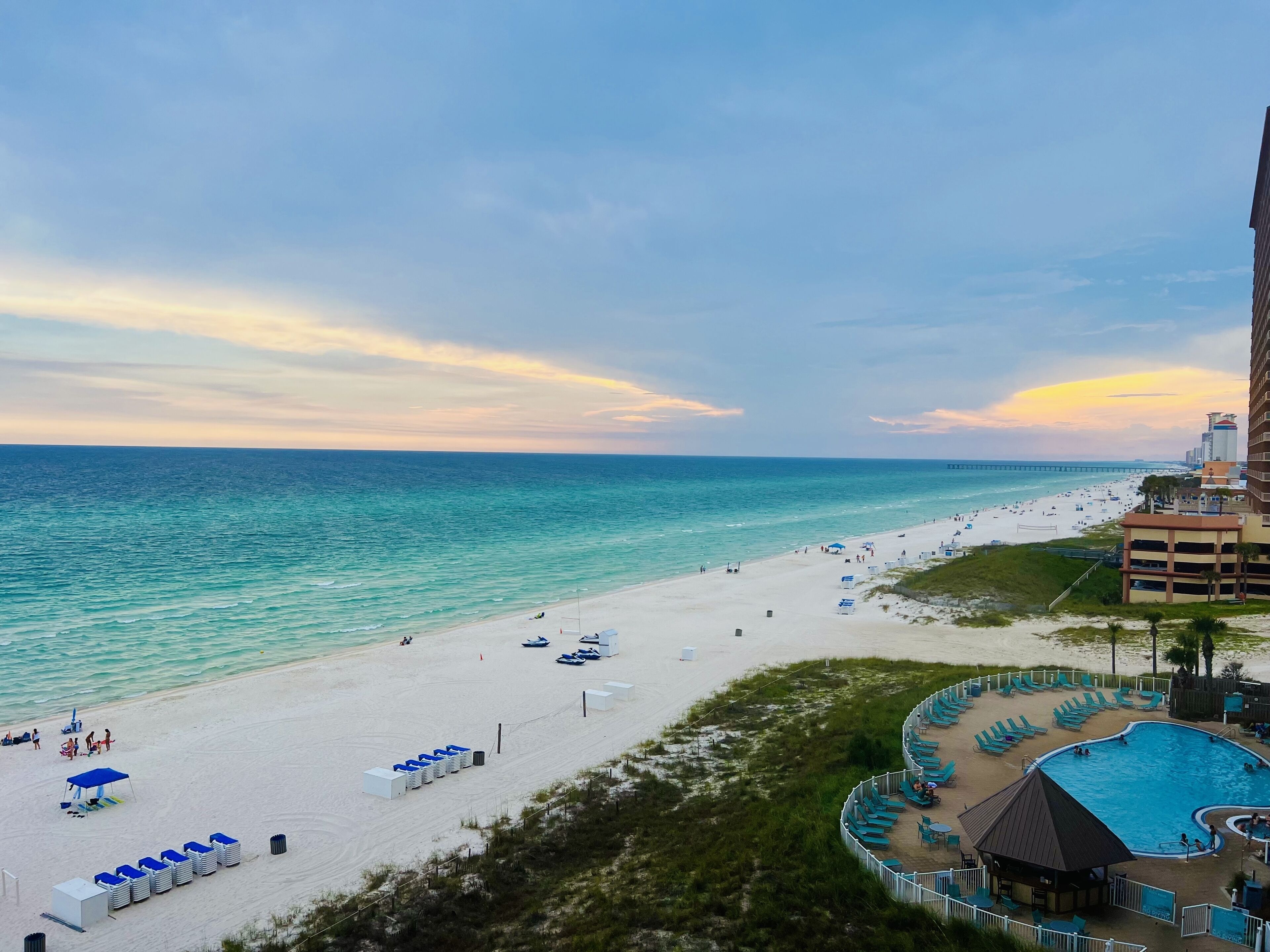 På stranden och solstolar