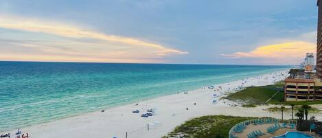 Plage, chaises longues