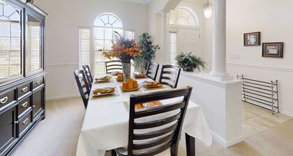 Dog-friendly home with screened-in patio, washer/dryer, & central AC