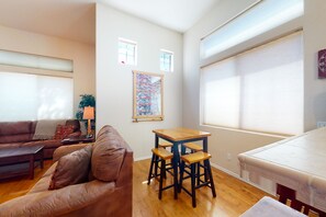 Televisión, reproductor de DVD y libros 