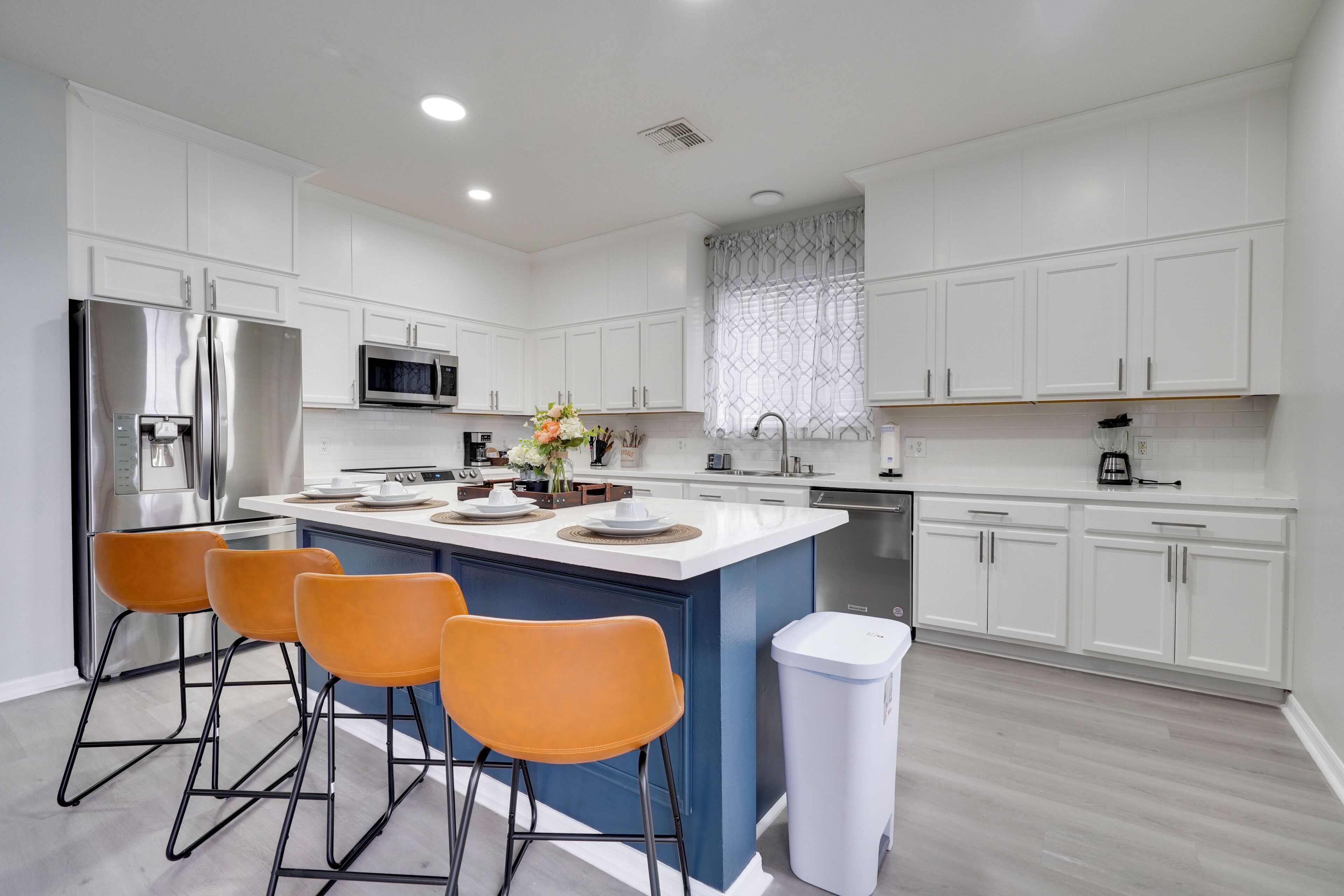  Minutes to the theme park! Family-sized  with pool