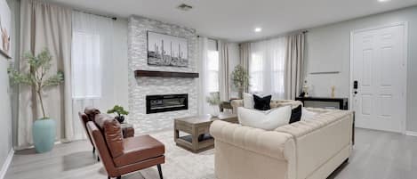 TV connectée, cheminée, livres